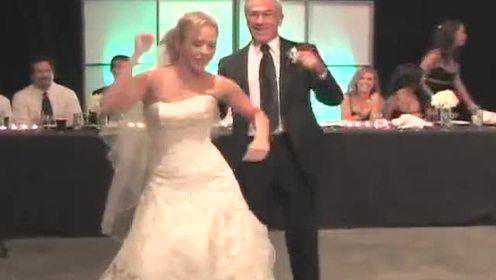 新娘和爸爸在婚礼上跳舞 20秒后画风变太快