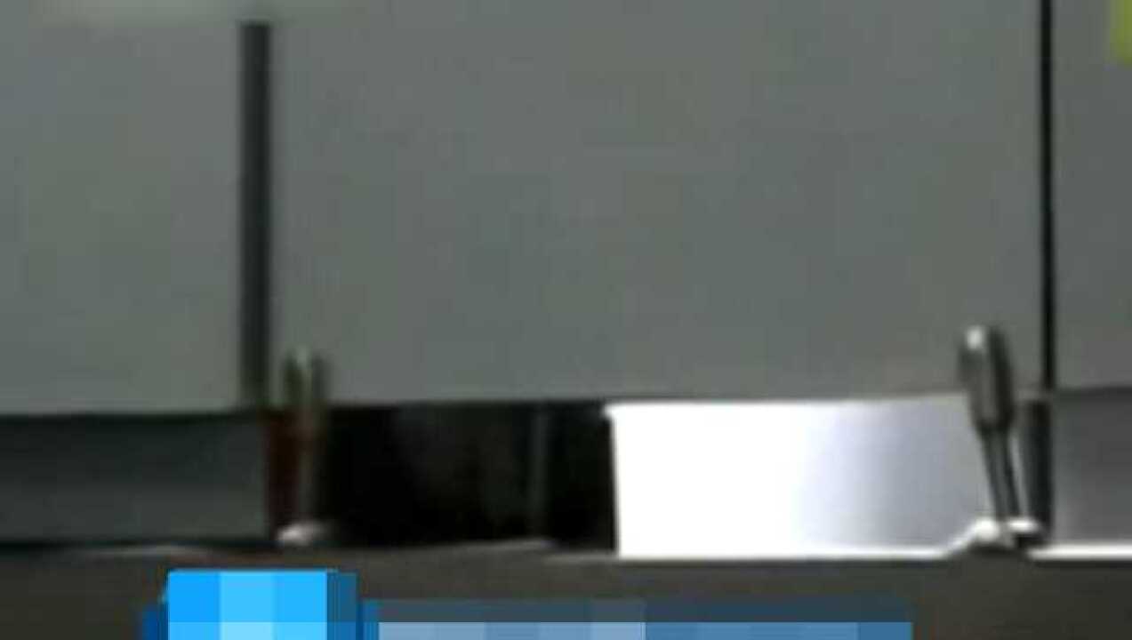 女生上厕所被隔板下伸手摸臀部_高清