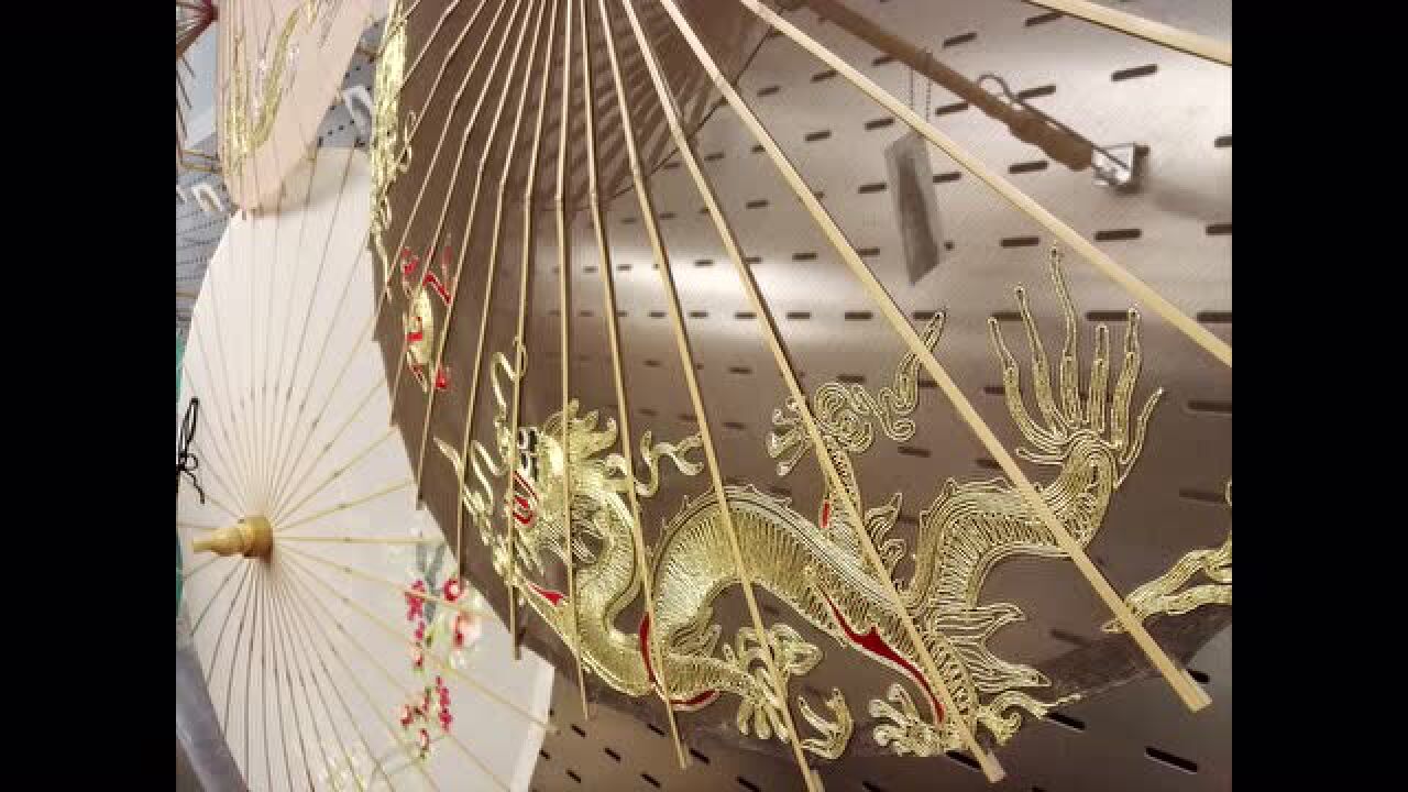 西湖绸伞制作流程:打开一把伞,收拢一根竹。_高清1080P在线观看平台_腾讯视频