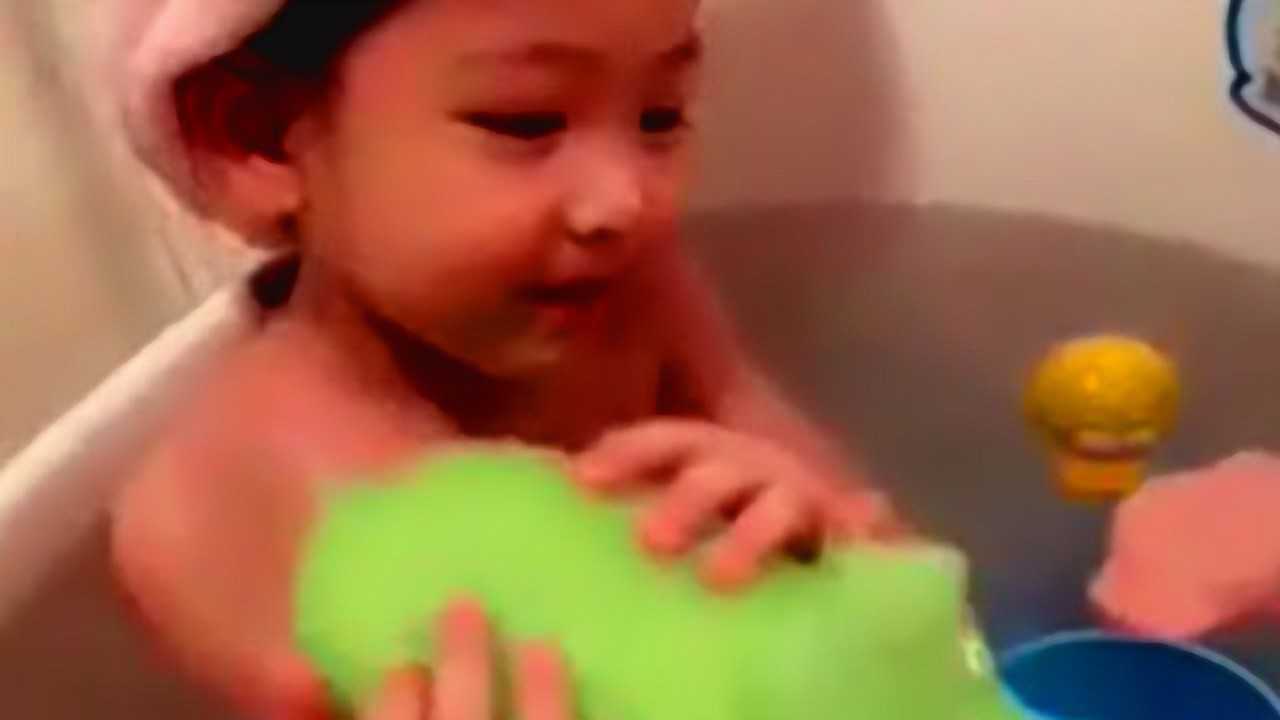 妈妈在给女儿洗澡的时！女儿竟模仿妈妈平常是如何跟爸爸相处的_高清