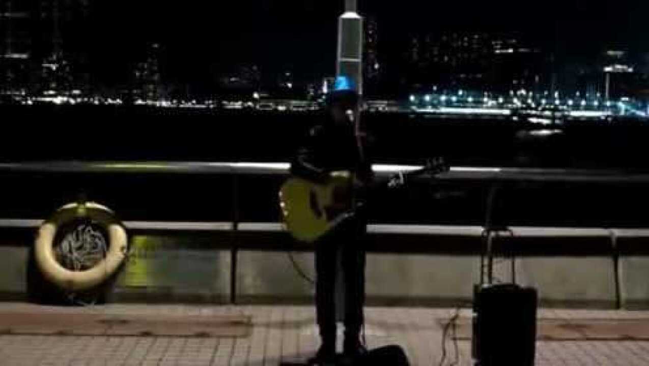 流浪歌手一曲《千千阙歌》,竟唱出黄家驹的感觉,高手在民间_腾讯视频