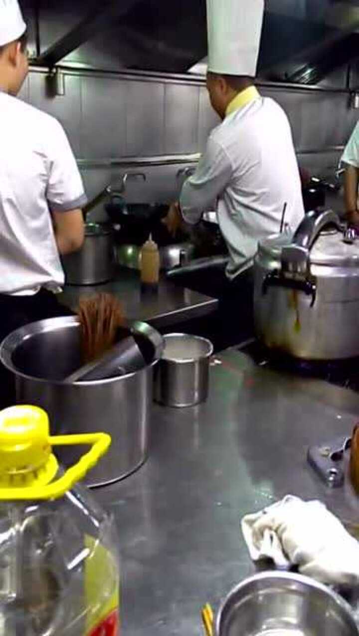 实拍大酒店后厨厨师长炒菜_高清