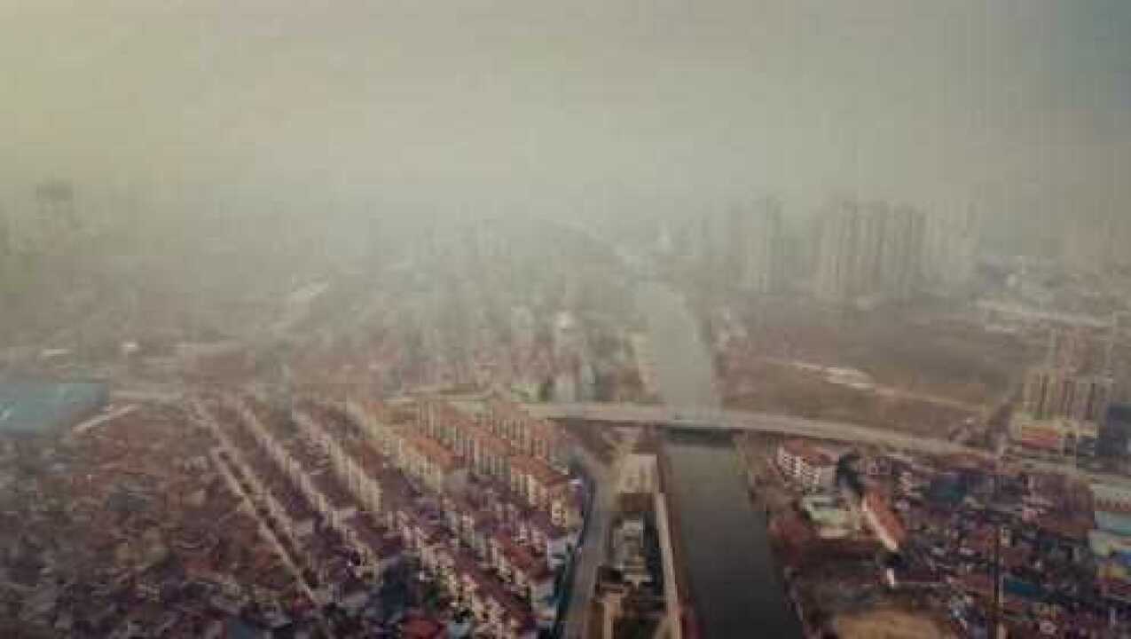 航拍雾霾污染时的城市_高清