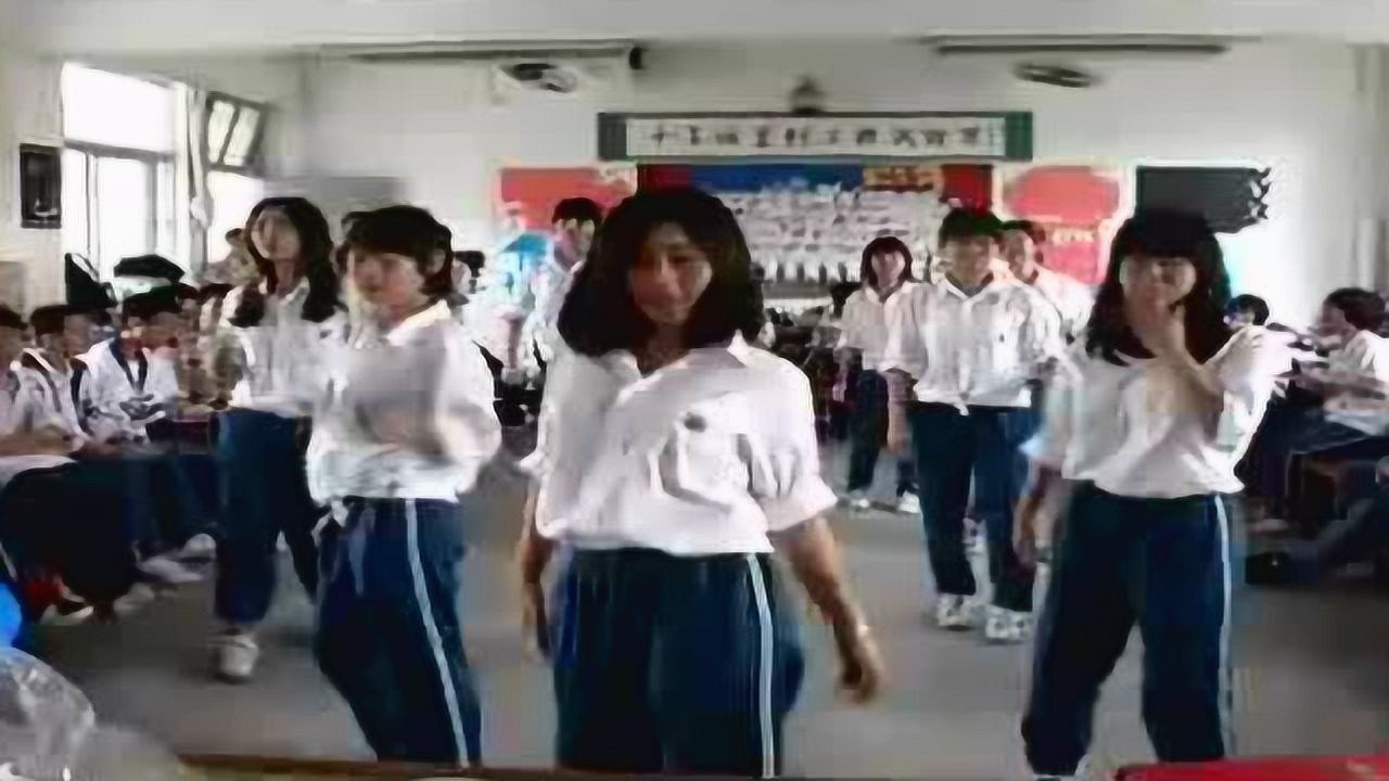 穿着校服的初中生教室里热舞,看来韩舞深受学生欢迎!_高清1080P在线观看平台_腾讯视频