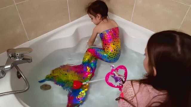 姐妹俩化身美人鱼在浴缸嬉戏玩耍这七彩鱼尾巴还真漂亮