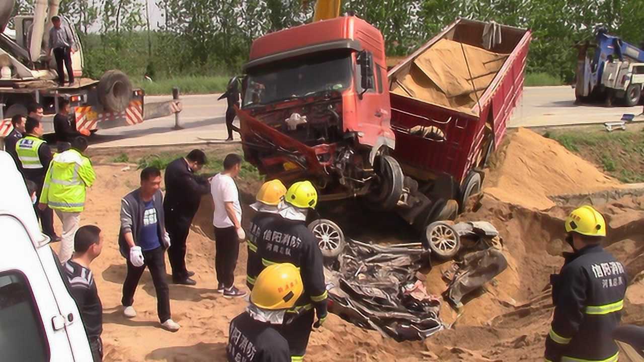 網羅天下拉沙貨車出事故將轎車壓扁致4人死亡轎車嚴重變形