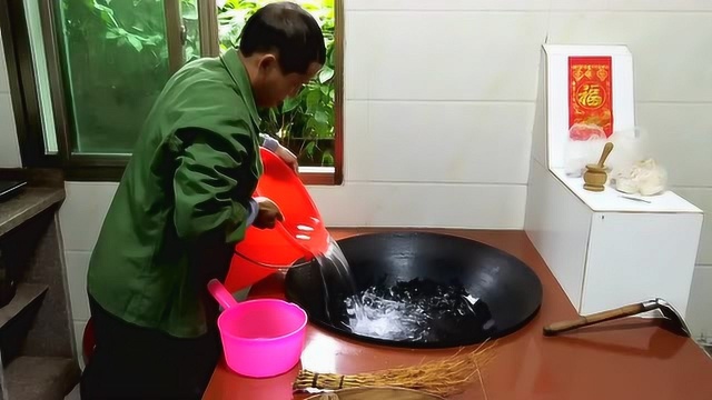 农村很多地方都还是用柴火烧热水洗澡,朴实的生活,让人回忆满满