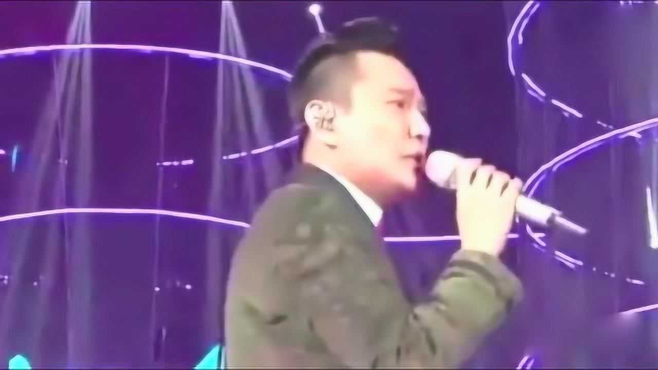 张信哲现场出演《过火》,唱哭全场,看来都受过伤!_腾讯视频