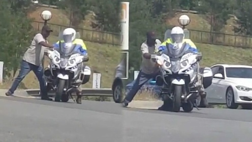 摩托车女骑警不会骑摩托车，热心市民帮助陷入困境的警察