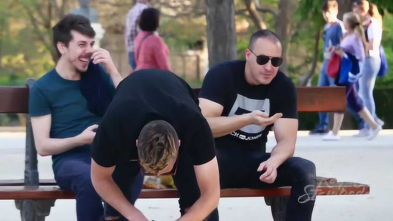 男子穿丁字裤街头恶搞，路人彻底笑翻了_高清