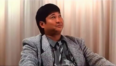 光头佬不放心洪金宝和老婆在家吃饭,结果笑料百出!