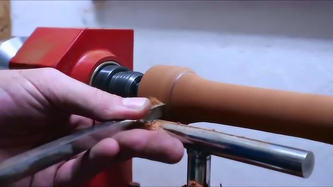 小哥手工制作的空心木锤,还要在里面加钢珠,啥原理?