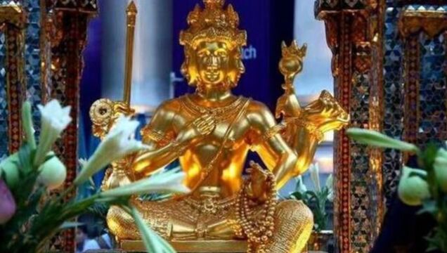 泰国巫师用尸油给人下降头,还有棺材降,被下降的人身体腐烂而死