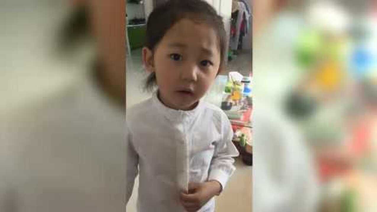 女儿说我同学尿裤子我没笑他爸爸正要夸她，女儿下面的话爸爸气晕_腾讯视频