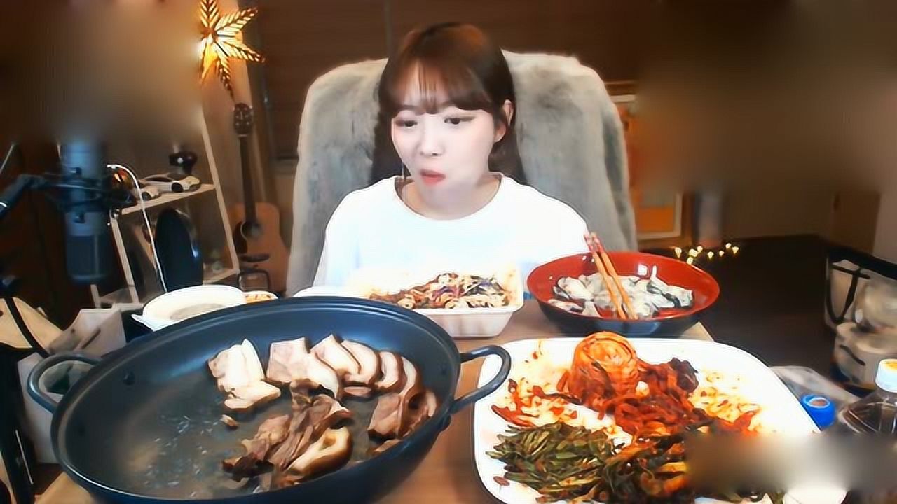 韩国吃播炸鸡少女素琪吃菜包肉,一口吃菜一口吃肉