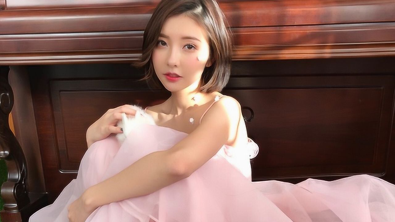 王思聪前女友豆得儿日系写真粉红长裙捕捉清新少女感