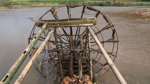 用水车灌溉,这种古老的灌溉方式不多见了,不得不佩服古代人的智慧