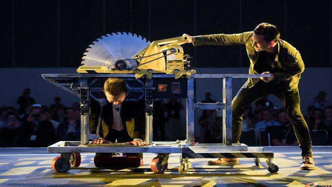 魔术大师揭秘电锯将人切成两截,而人却毫发无损_腾讯视频