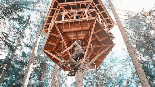 小伙在9米高树上建房子，耗时1年，如今每天骑自行车爬树进屋