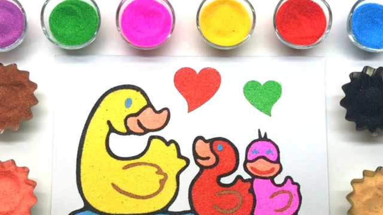 用彩色沙子画小鸭子
