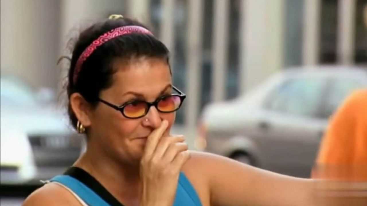 国外街头爆笑恶搞小女孩拉肚子声音太大路人的反应都成表情包