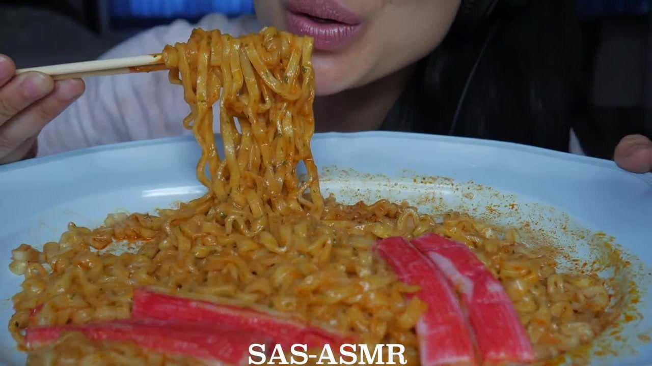 外国微笑姐吃芝士火鸡面,吃得真诱人_腾讯视频