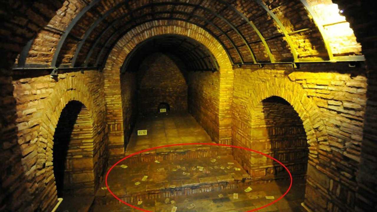 蚂蚁山挖出千年大墓考古队炸开金刚墙正要进入墓中冒出个圆东西