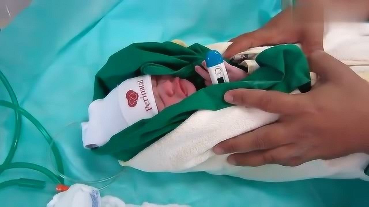 出生了,是个大胖小子,这时产床上的妈妈看到都激动的哭了