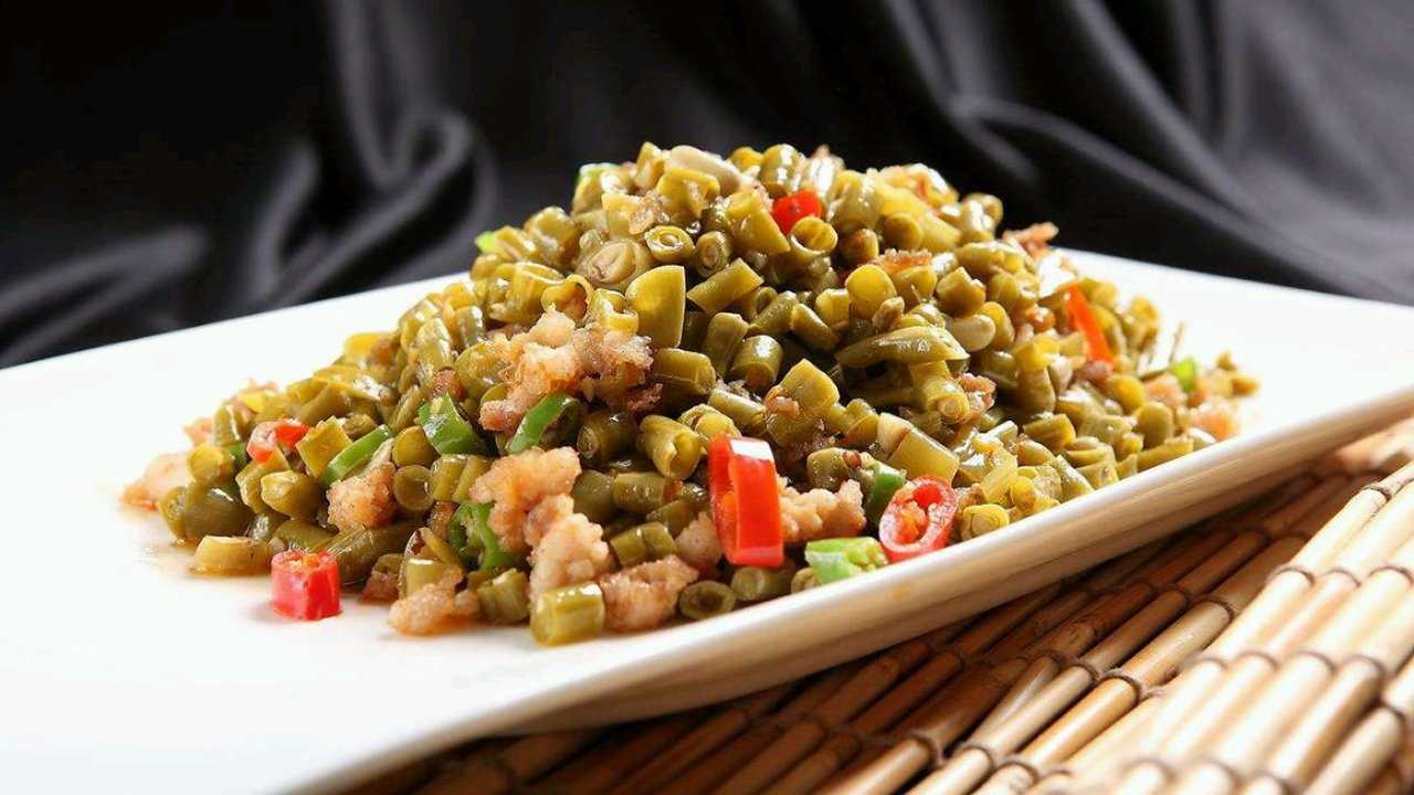 家乡自制酸豆角炒肉沫这味道美翻了