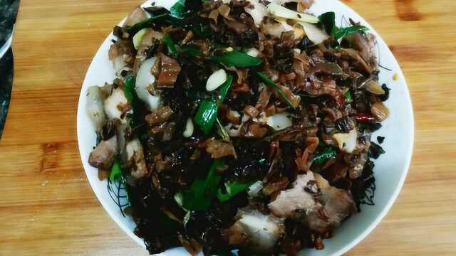 “盐菜炒肉”家常做法,一道香味十足,能勾起童年回忆的菜