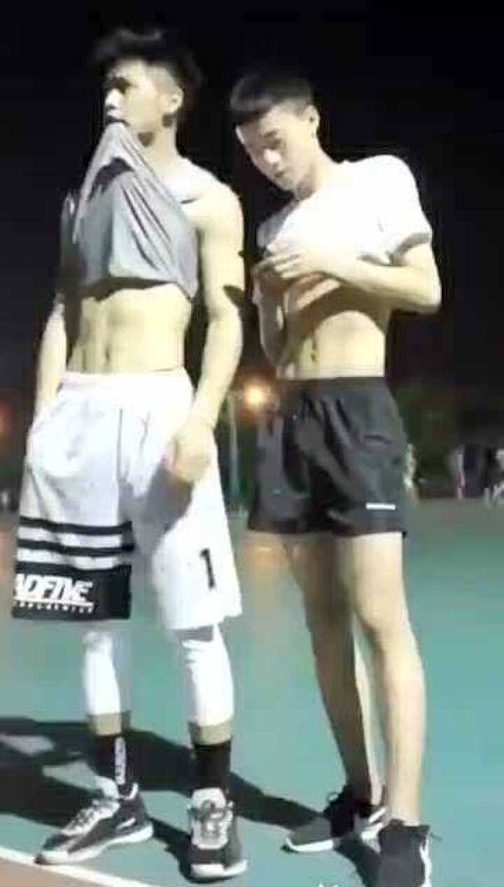 俩肌肉篮球体育生操场比“大小”猜猜看谁大谁小_腾讯视频