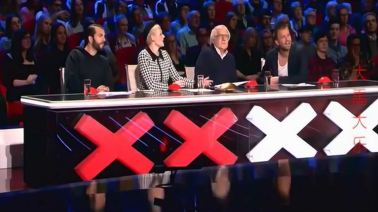 达人秀评委刚以为粉笔画太简单全灭灯撒上白色粉末的时候傻眼了