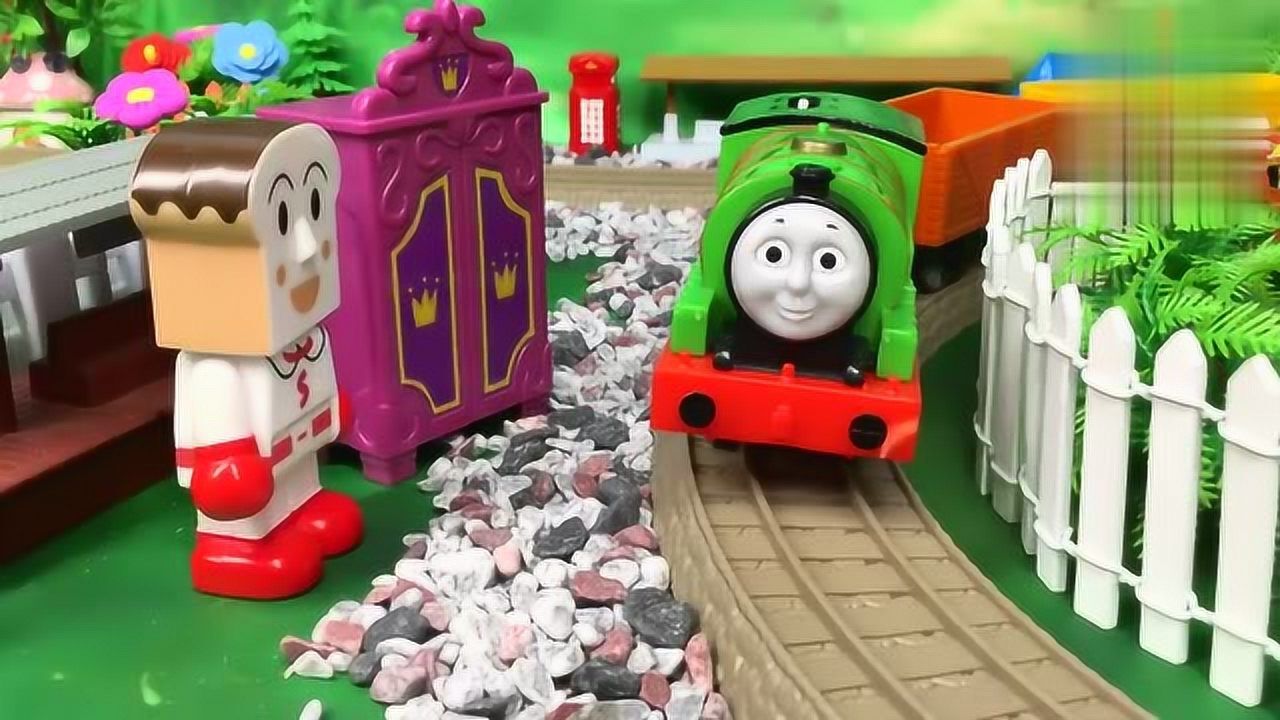 培西小火车帮熊出没光头强运送椅子给熊二