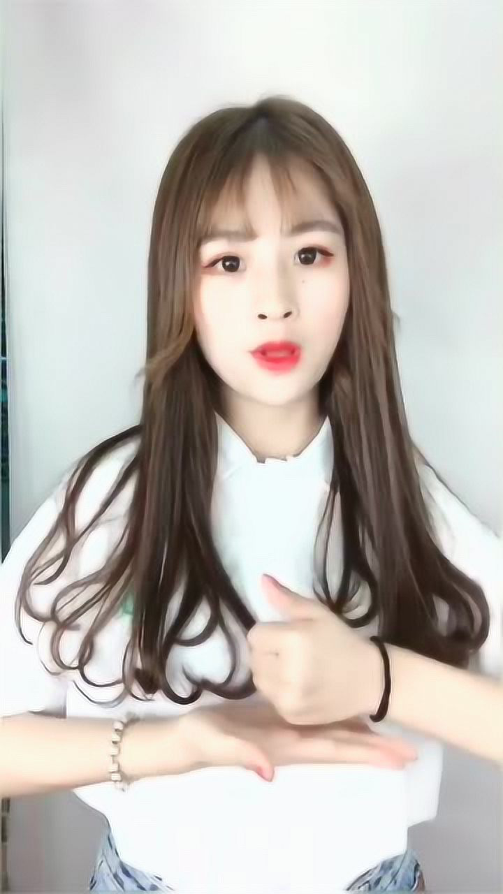 呆萌女主播在家里直播纸短情长手势舞,小动作真的太可爱啦!
