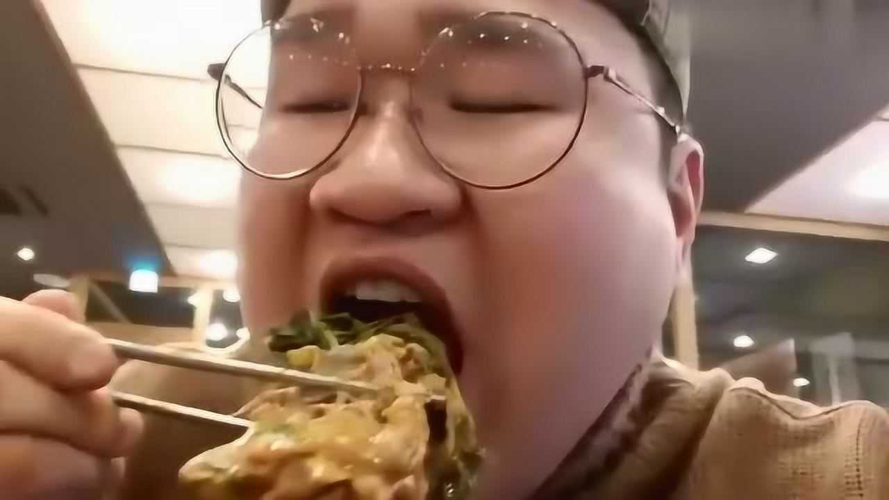 韩国大胃王胖子威吃播吃酸菜大梁骨锅,大肥肉膘等,差点被烫死!