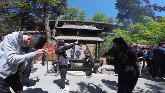 北京潭拓寺里虔诚的人们,为自己和家人祈祷平安