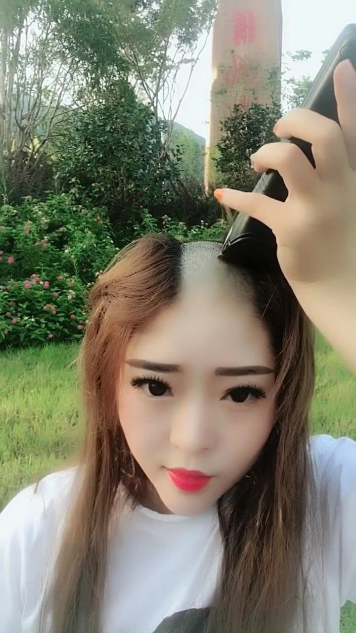 自己给自己剃光头的小姐姐