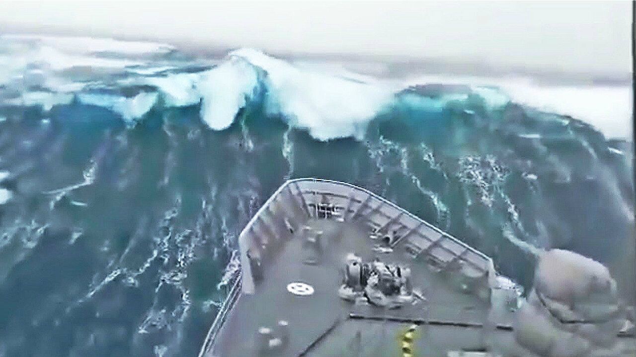海上航船遇狂风大浪,激起几十米高大浪,隔着屏幕都让人恐惧_高清1080P在线观看平台_腾讯视频