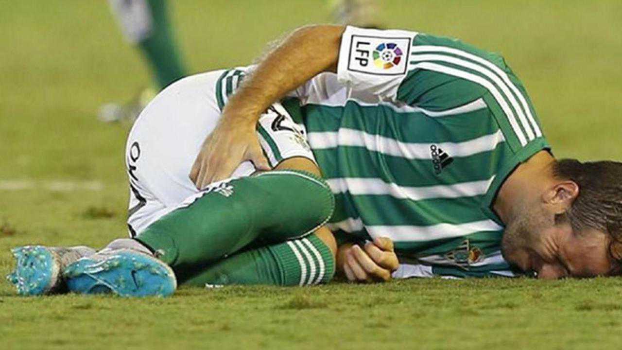 球场再现夺命剪刀腿 如此犯规可以终生红牌