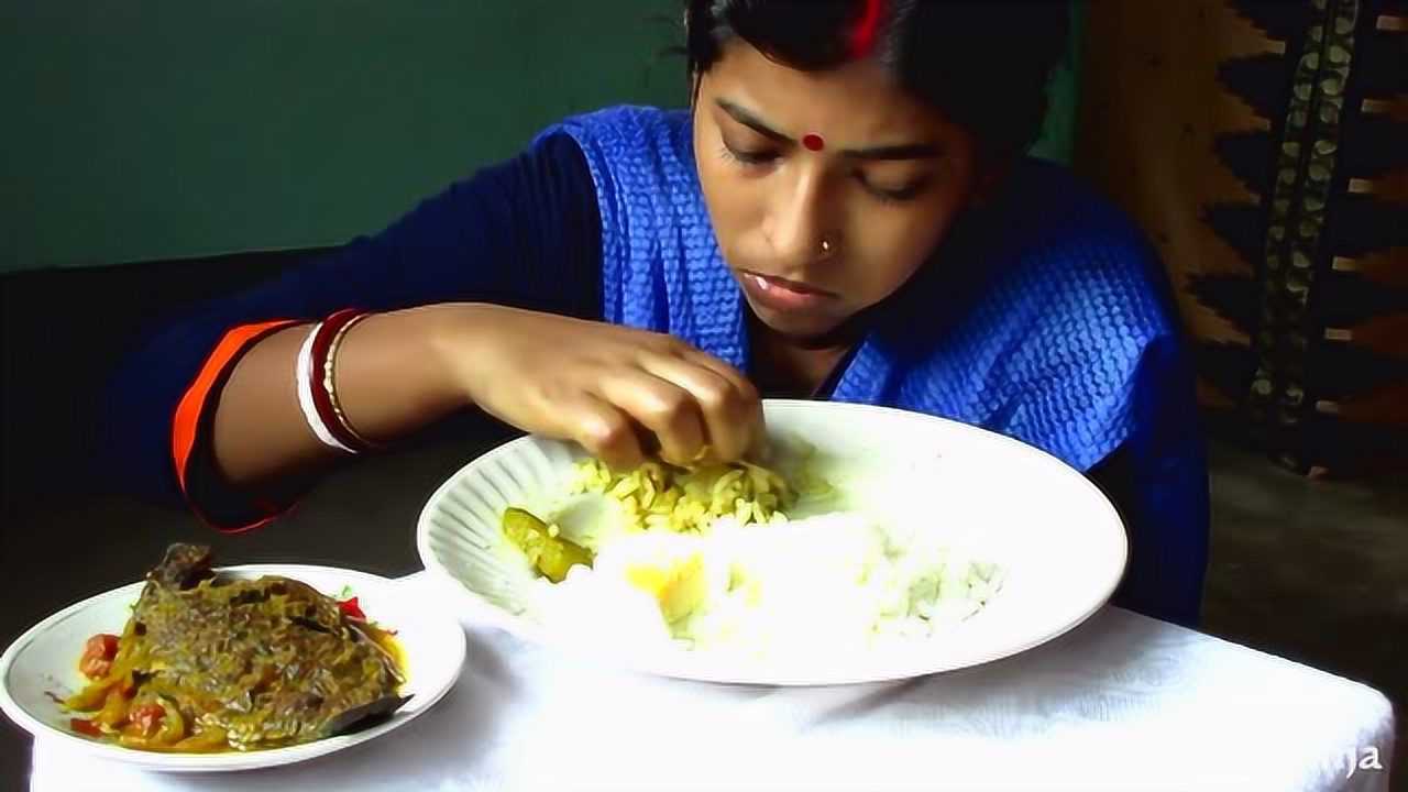印度姑娘直播吃饭,看她吃的多香,你能吃的下去么