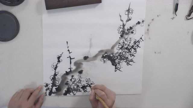 中国画:水墨梅花画法,注重浓淡墨相结合,画面才会更生动