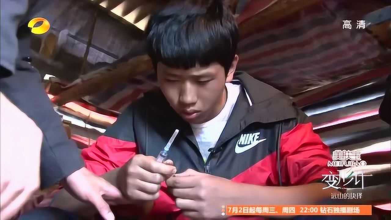 变形计王境泽决定冒险帮爷爷打针却被高泽文阻止了