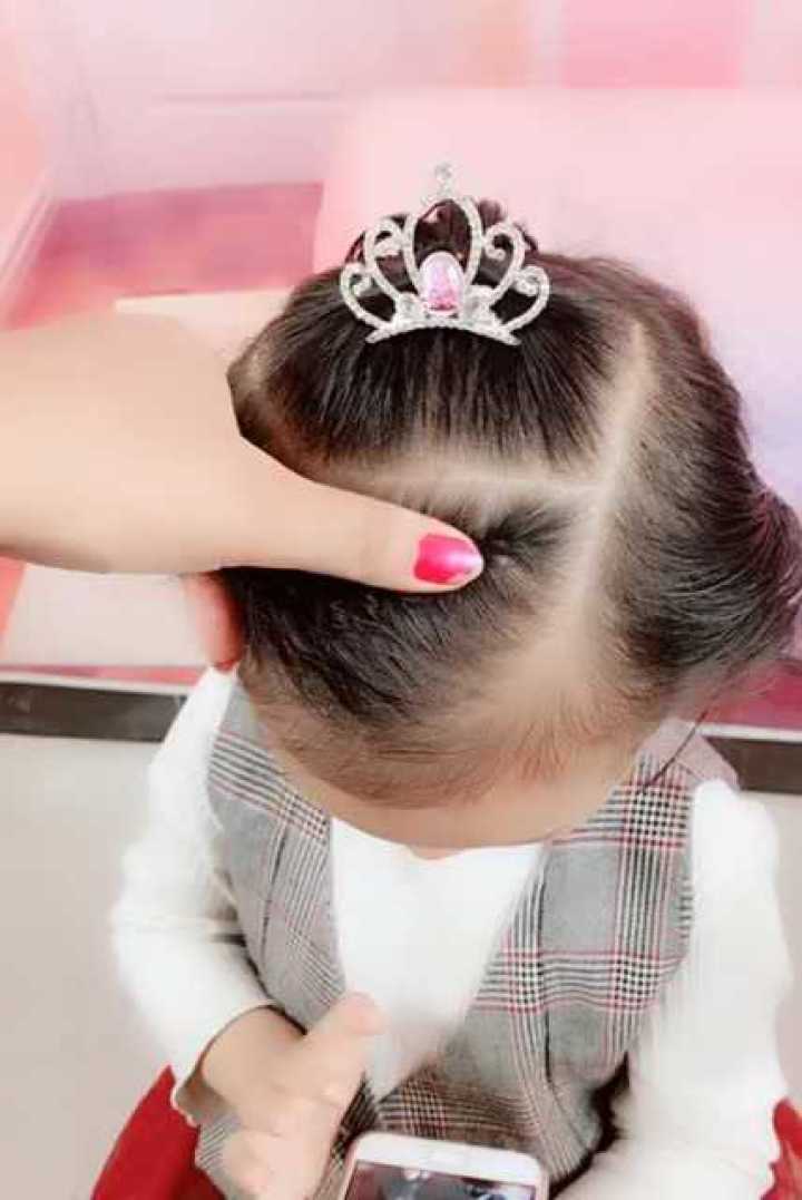 教你用皇冠扎一款好看的小公主马尾发型,宝宝超喜欢哦!
