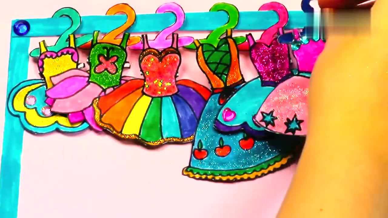 给6个娃娃设计了6款不同的裙子益智贴,还可以互相换装,手工diy