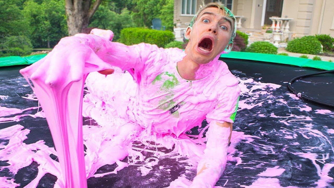 口香糖粘的住人么老外把口香糖倒蹦床上在上面翻滚跳跃