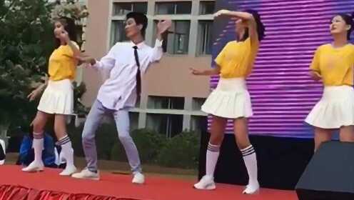 C位男同学扭得太起劲了！旁边美女们都震惊了！ - 腾讯视频