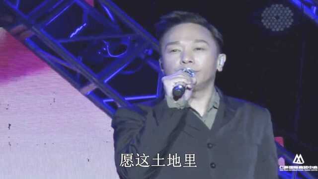 歌曲《光辉岁月》现场带字幕,演唱:黄家强