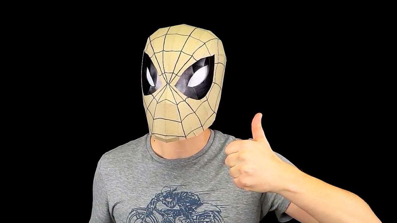 小伙用纸板做了一个蜘蛛侠面具,带上它立马变得样子很酷