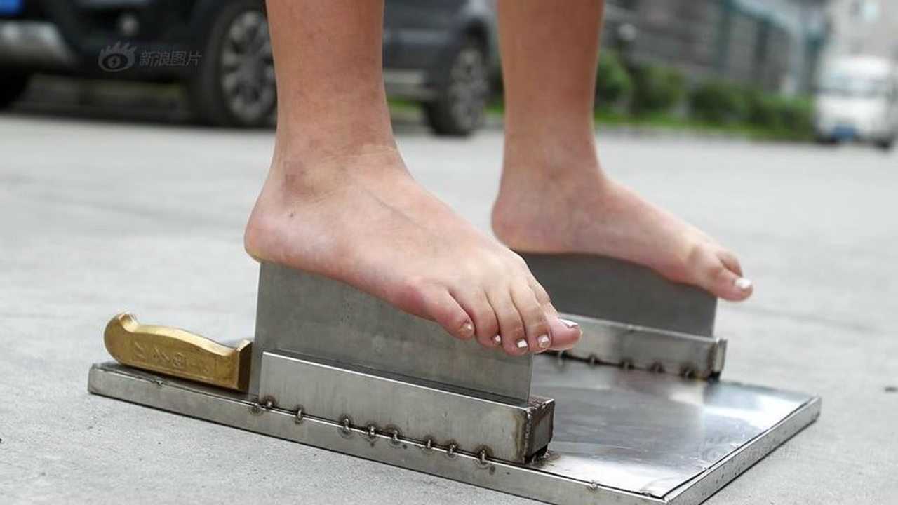江湖绝技赤脚踩钢刀脚完好无损怎么做到的