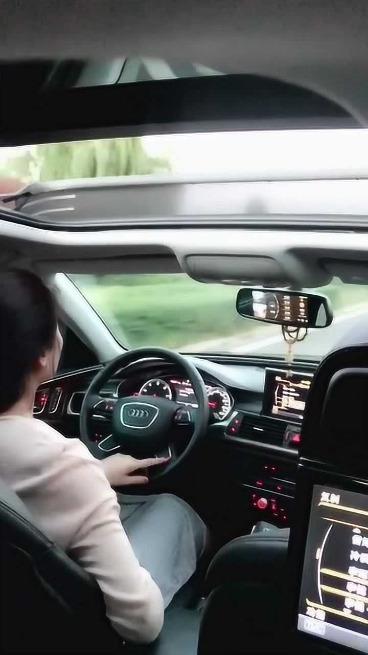 奥迪女司机单手开车,开车技术高超,佩服
